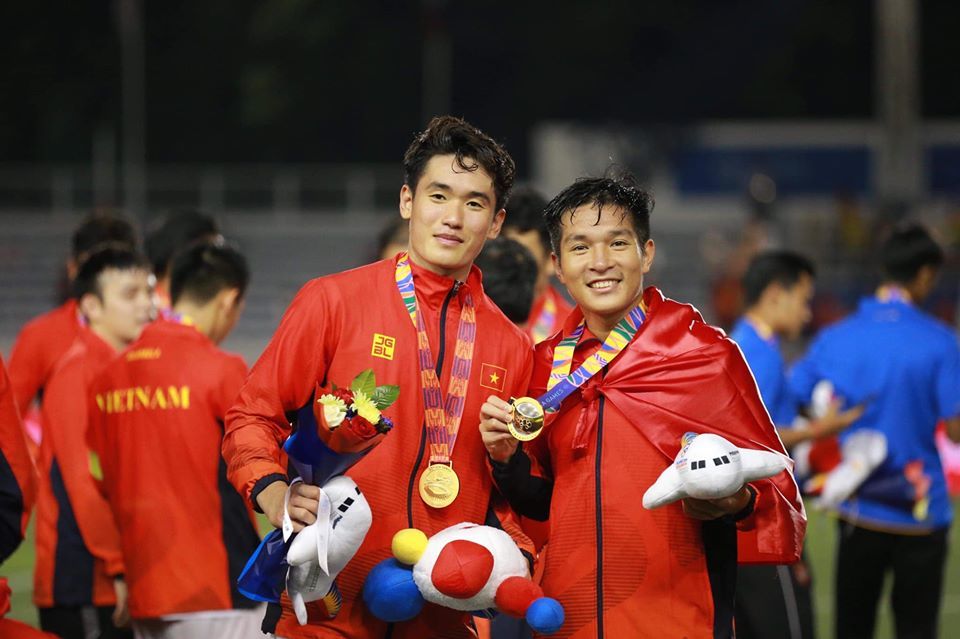  
Huỳnh Tấn Sinh (bên trái)