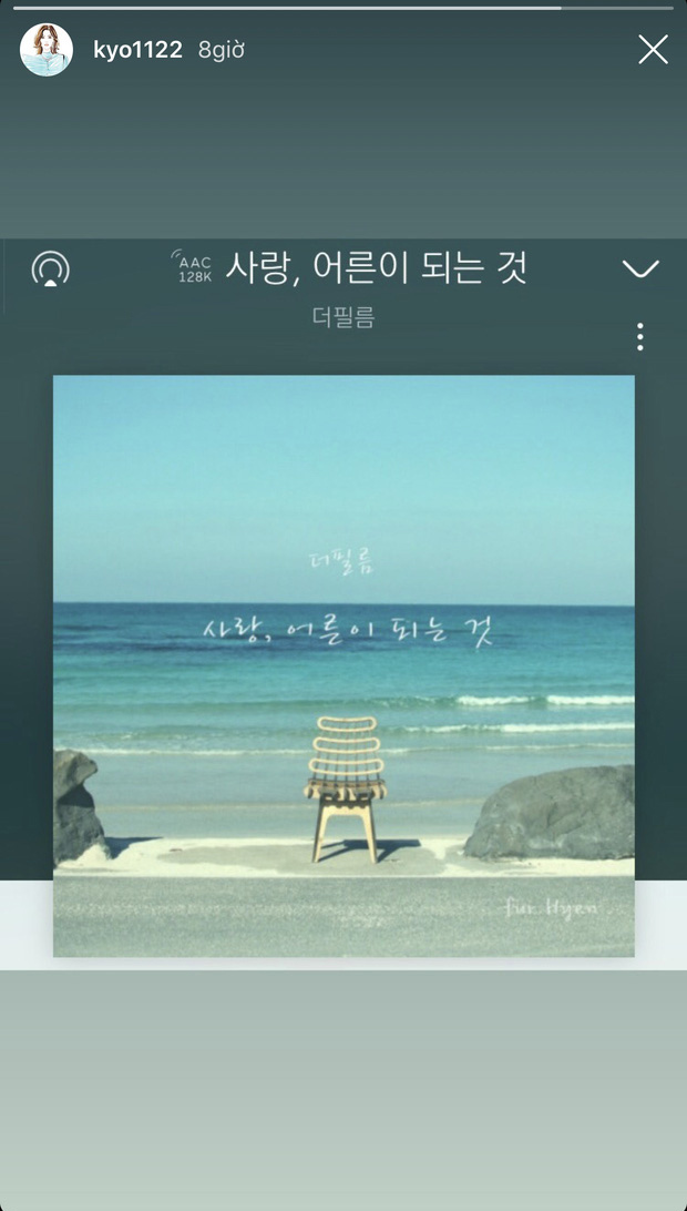  
Song Hye Kyo đăng hình ảnh chơi bài hát tình yêu Love Makes Me Grown Up. (Ảnh: Chụp màn hình)