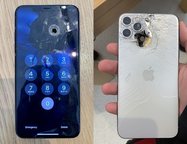  
Chiếc iPhone bị thủng màn hình ở góc bên phải, đồng thời phần kính ở mặt trước và mặt sau của iPhone cũng bị vỡ tan tành, còn có thể nhìn xuyên thấu từ bên này sang bên kia được.