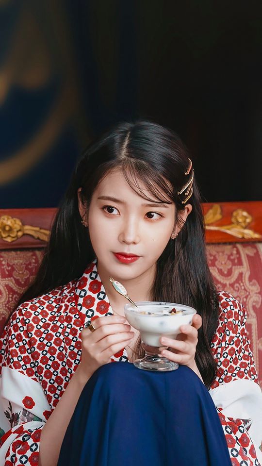  
IU cũng là nữ idol giàu có nổi tiếng của làng giải trí Hàn. (Ảnh: Pinterest)