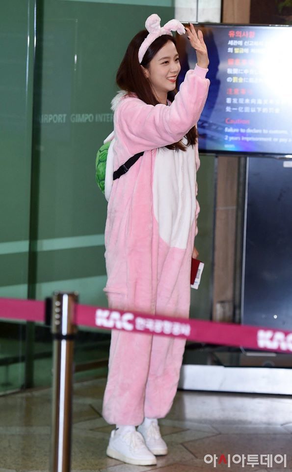 Lisa, Jisoo thực hiện hình phạt mặc đồ dị hợm ra sân bay sau 