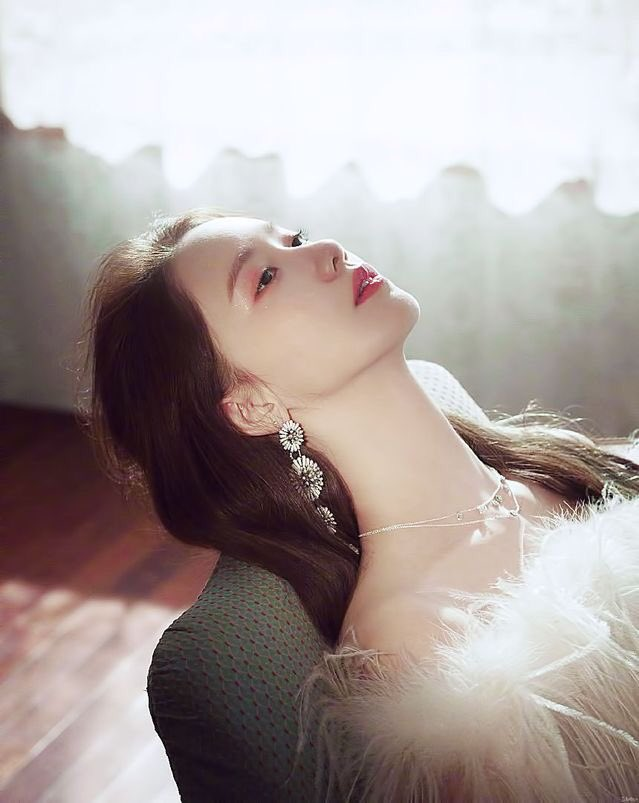  
YoonA xinh như một nàng thiên nga trong trang phục trắng, biểu cảm mơ màng, quyến rũ.