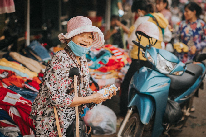  
Nụ cười lạc quan của cô bán vé số là điều gây chú ý với nhiếp ảnh gia trẻ (Ảnh: Facebook Hải Châu)