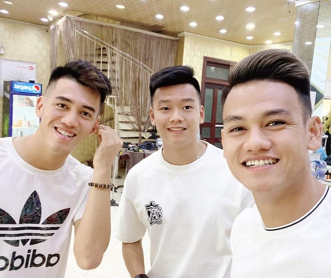  
Tiến Linh, Tấn Tài và Thành Chung đã kịp làm tóc trước thềm U23 châu Á