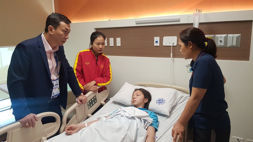  
Hồng Nhung nhập viện cấp cứu sau 120 phút thi đấu chung kết SEA Games 30. Ảnh: VFF