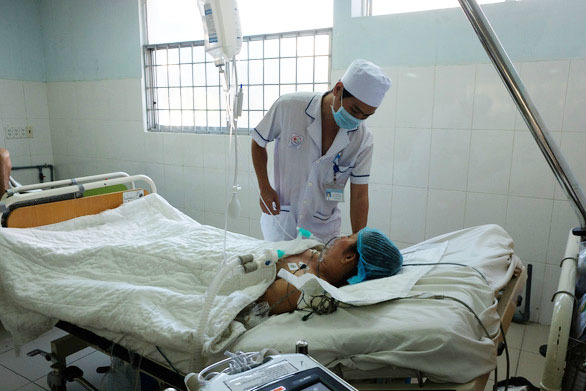  
Bệnh nhân T. điều trị tại khoa hồi sức chống độc Bệnh viện Đa khoa tỉnh Khánh Hòa (Ảnh: Đình Cương)