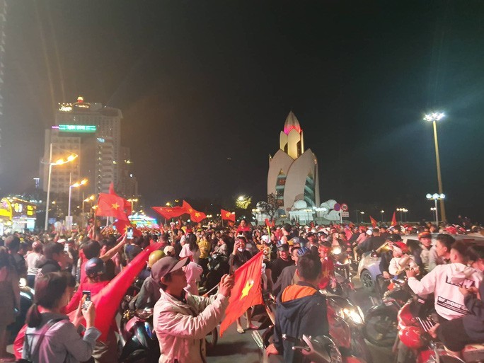 Người Việt Nam ra đường ăn mừng được ví với chiến thắng WC của Pháp