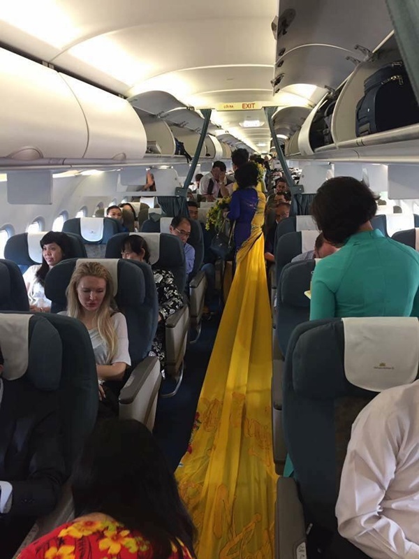  
Trong kỷ niệm đám cưới năm ngoái, cặp sao đã thực hiện chuyến du lịch ở Thái Lan, chiếc áo dài vàng có tà dài 10m là một trong những điểm ấn tượng nhất của lần đám cưới này. Chiếc tà 10m kéo dài hết lối đi trên máy bay.