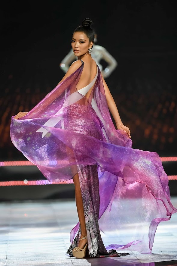  
Lâm Bích Tuyền ấn tượng với màn xoay váy lấy cảm hứng từ giải ngân hà. 