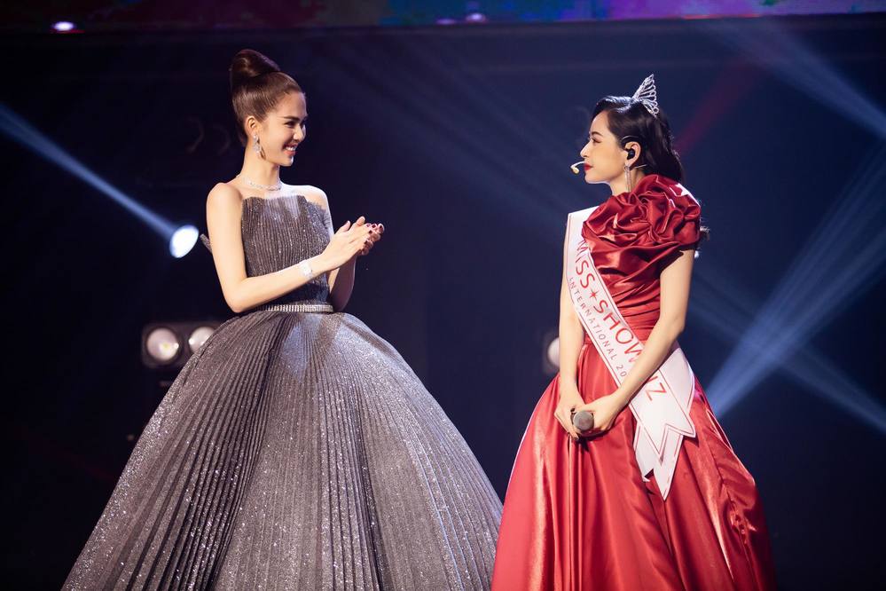  
Ngọc Trinh trao vương miện Miss Showbiz cho Chi Pu trong sự kiện về Youtube. 
