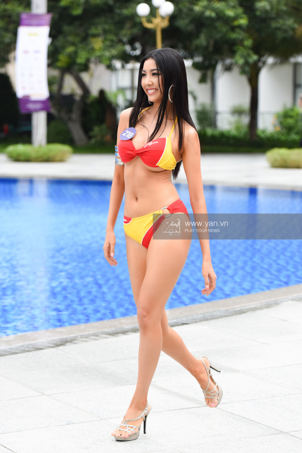  
Người đẹp sáng giá Phạm Hồng Thúy Vân cũng là một trong những thí sinh có thân hình nóng bỏng nhất, vòng 3 của cô lên đến 95. Cô gái đến từ TP.HCM lựa chọn những bộ bikini 2 mảnh để khoe lợi thế hình thể, đi cùng đó là các thiết kế bodycon ôm sát khoe body. 