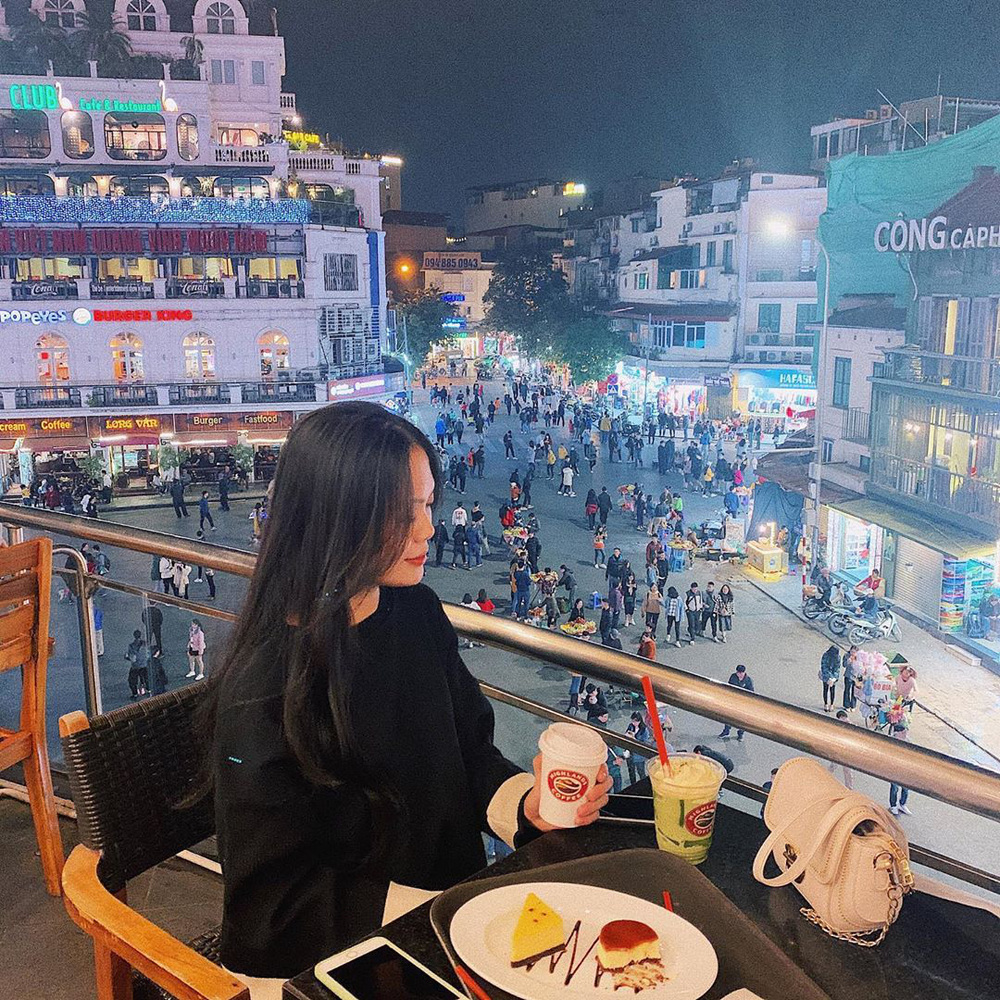  
Quán được xem là một trong những quán cà phê có view trên cao tại phố đi bộ Hà Nội được nhiều người lựa chọn nhất. (Nguồn ảnh: Internet).