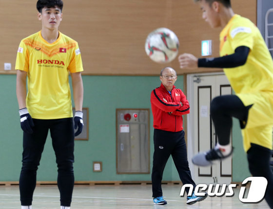  
Truyền thông Hàn Quốc thường xuyên đưa tin về chuyến tập huấn của U23 Việt Nam. Ảnh: News1
