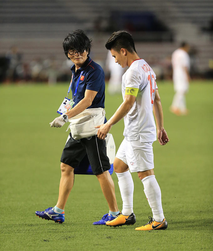  
Quang Hải dính chấn thương cơ đùi trong trận đấu với Singapore. (Ảnh: Bongdaplus)