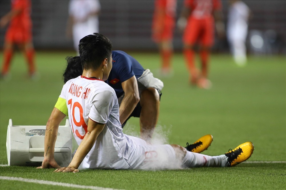  
Chấn thương gần cuối SEA Games 30, Quang Hải không thể góp mặt trong 2 trận đấu quan trọng của đội (Ảnh: Báo Lao Động)