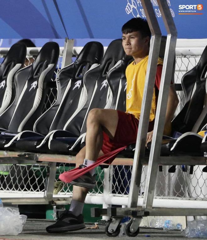  
Quang Hải thư thái ngồi giãn cơ trên băng ghế dự bị (Ảnh: Sport5)
