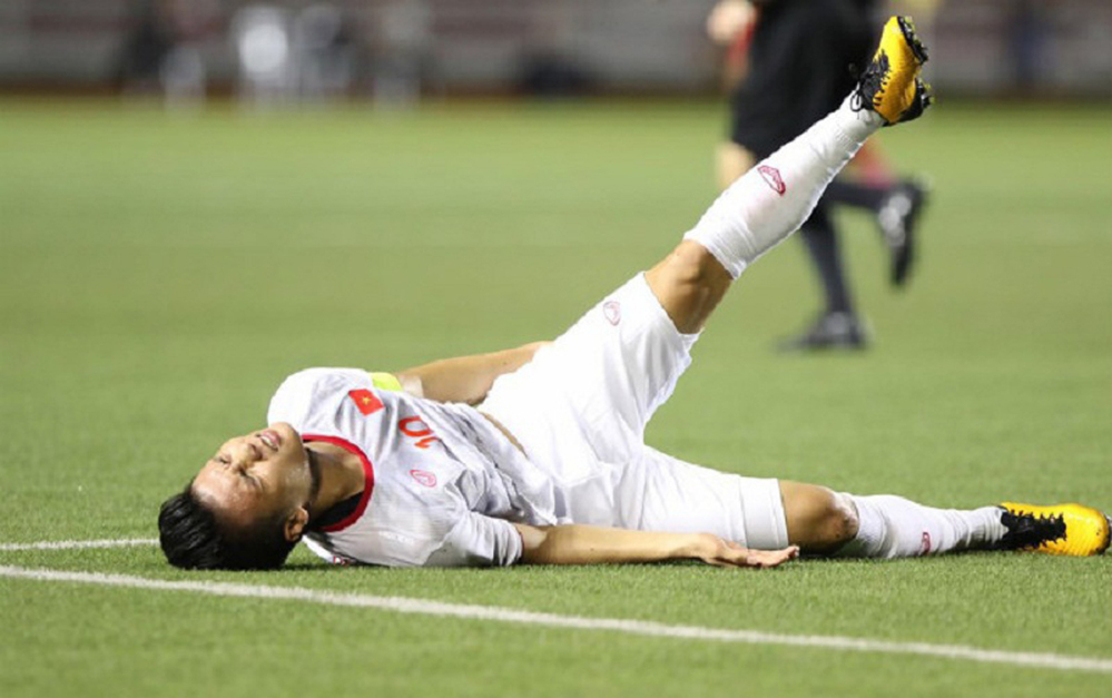 
Quang Hải gặp chấn thương trong trận gặp U22 Singapore (Ảnh: Sport5)