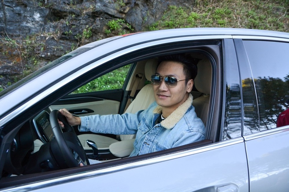 Sao Việt lần đầu ‘phượt’ Hà Giang đầy hiểm trở bằng ô tô VinFast: ‘Xe Việt đi sướng như xe ngoại’