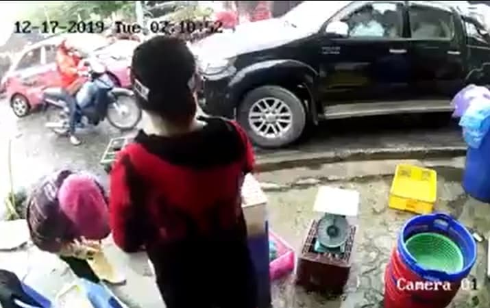  
Câu chuyện xảy ra giữa một người phụ nữ bán tôm và tài xế ô tô bán tải (Ảnh chụp màn hình)