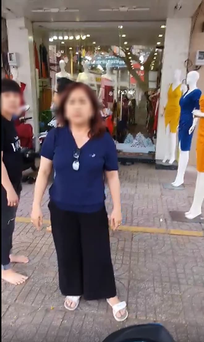  
Chủ cửa hàng quần áo tỏ ra khó chịu khi thấy tài xế xe ôm đỗ trên vỉa hè gần cửa hàng (Ảnh chụp màn hình)