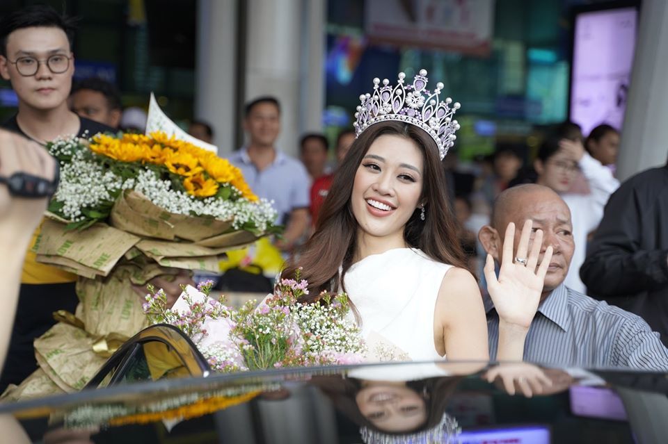 Hoa hậu Khánh Vân cùng hai Á hậu bật khóc khi trở về sau đăng quang - Tin sao Viet - Tin tuc sao Viet - Scandal sao Viet - Tin tuc cua Sao - Tin cua Sao