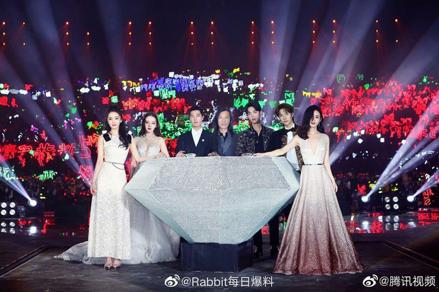  
Fan Dương Tử cũng không hài lòng về khoảnh khắc 10 năm có một tại Tinh Quang Đại Thưởng. (Ảnh: Weibo).