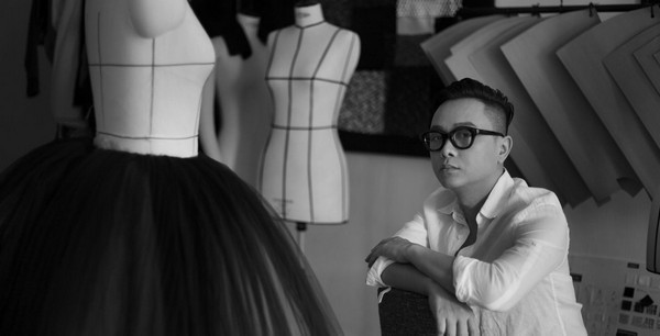  
Nguyễn Công Trí, người đứng sau thành công của "Cuộc dạo chơi của những vì sao" và mới đây là "Đi nhặt hạt sương nghiêng" tại New York Fashion Week. ​