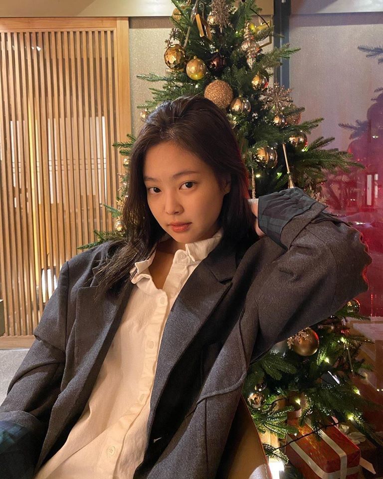  
Một chút cá tính và đáng yêu của Jennie trong những bức ảnh Giáng sinh. Vẻ đẹp của cô nàng này dù chẳng trang điểm đậm vẫn thu hút như thế.