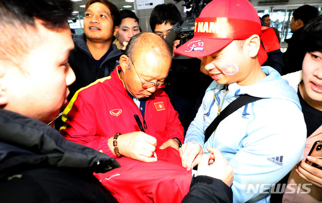  
Ông Park tranh thủ ký tặng người hâm mộ trước khi di chuyển khỏi sân bay.