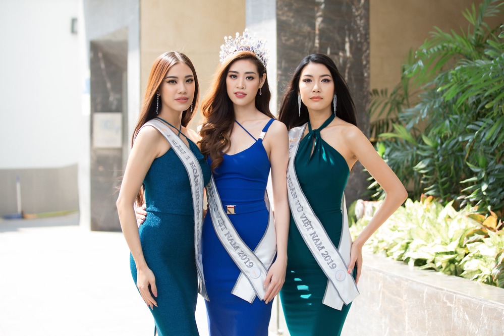 Thời trang sao Việt: Các nàng hậu lên ngôi với outfit đủ màu sắc