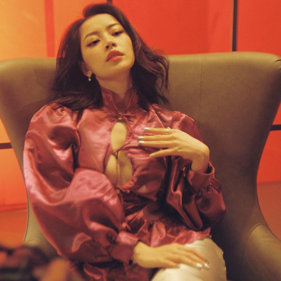  
Hình ảnh sexy của Chi Pu trong MV "Chỉ ta biết thôi" một lần nữa khiến người hâm mộ phải trầm trồ về nhan sắc "Em gái". Chiếc áo voan hồng xẻ giữa ngực cùng kiểu tóc buông ma mị giúp cô nàng gợi cảm, thu hút gấp nhiều lần.
