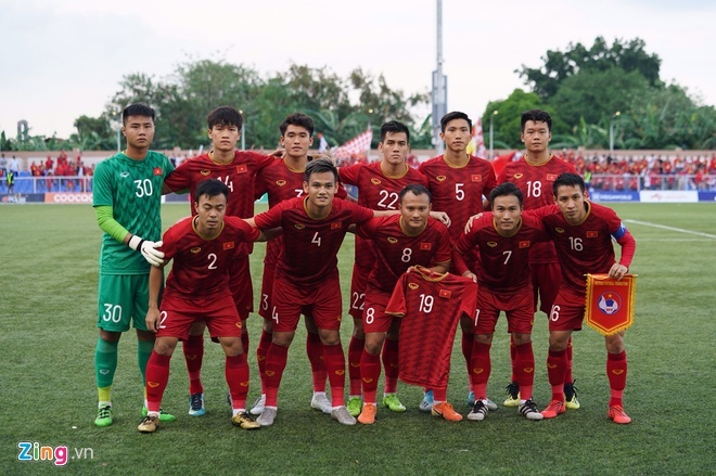 
Đội tuyển U22 Việt Nam tri ân Quang Hải trước trận đấu. (Ảnh: Zing)