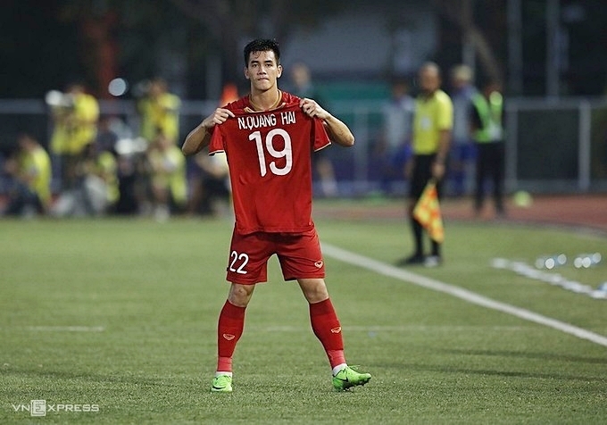  
Tiến Linh đưa áo tri ân Quang Hải sau khi ghi bàn vào lưới U22 Thái Lan. (Ảnh: Vnexpress)