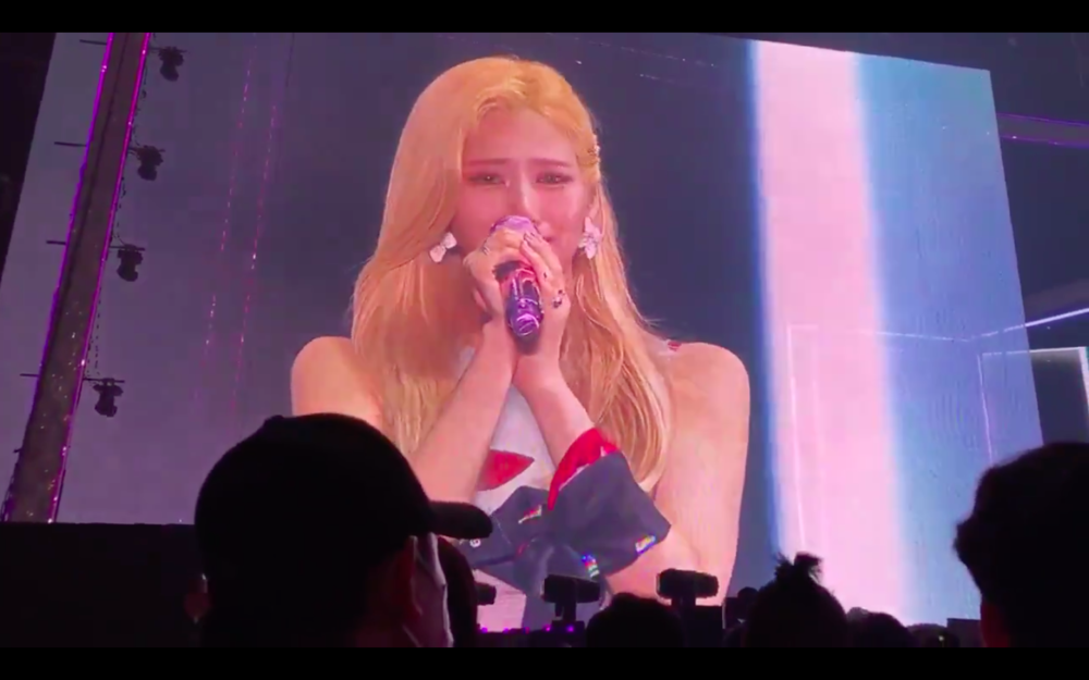  
Sana khóc trong concert.