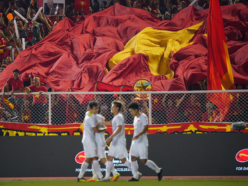  
Cuối cùng, quốc ca Việt Nam cũng được vang lên lần đầu tiên sau một trận chung kết bóng đá nam SEA Games. (Ảnh: Thanhnien)