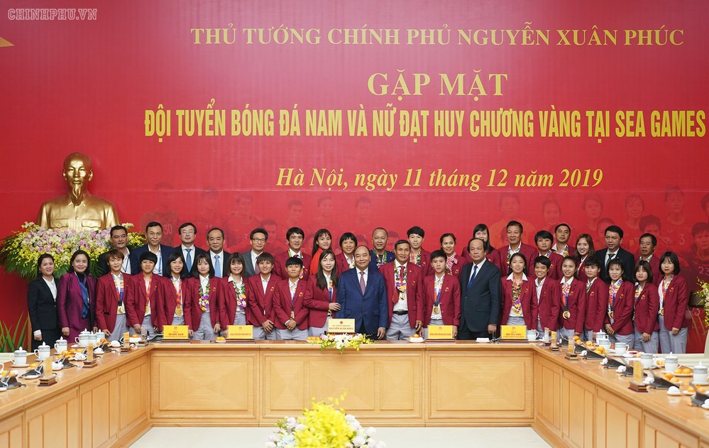  
Các cô gái vàng của bóng đá Việt còn được tài trợ bay miễn phí suốt 1 năm. Riêng HLV Mai Đức Chung nhận thưởng một ô tô trị giá 1,35 tỷ đồng. (Ảnh: Báo Chính phủ)
