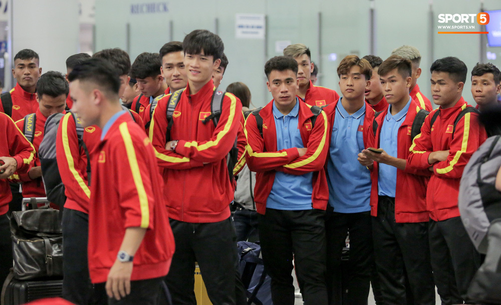  
Dàn trai đẹp của U23 Việt Nam đã có mặt tại sân bay từ đêm qua để bay sang Hàn tập huấn. (Ảnh: Sport5).