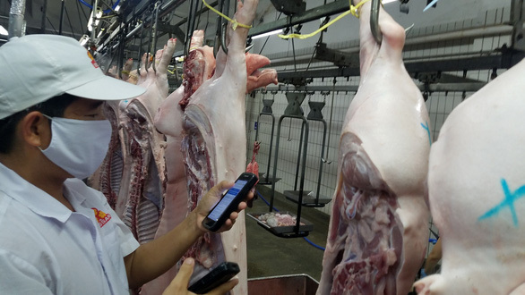  
Thịt lợn liên tục tăng giá khiến cho các mặt hàng khác cũng theo đà biến động, trong đó có thịt gà (Ảnh: Tuổi trẻ)
