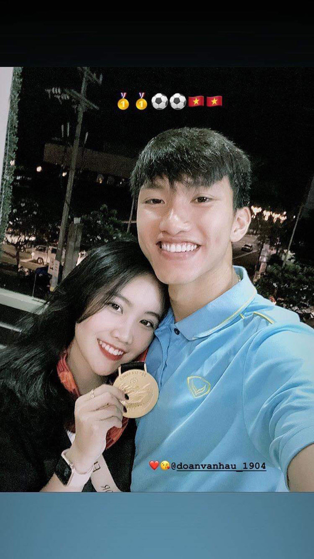  
Văn Hậu cùng bạn gái Hoàng Oanh rạng rỡ bên chiếc huy chương vàng (Ảnh: Facebook)