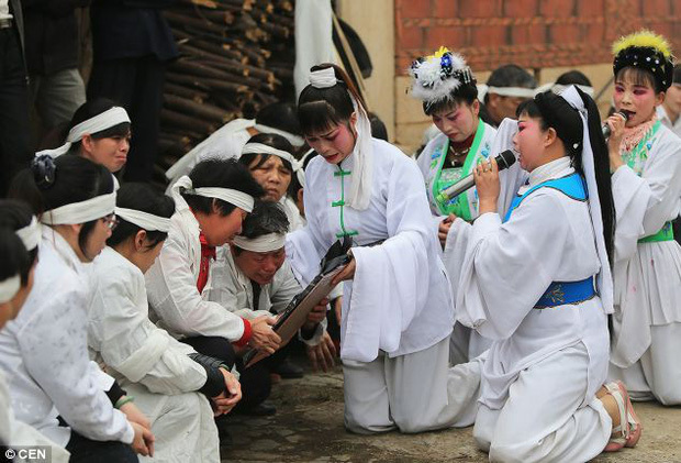 
Khóc mướn đã trở thành 1 nghề truyền thống tại Trung Quốc.