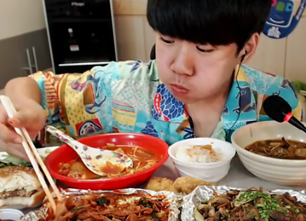  
Dù con rất trẻ, bj Patoo đã kiếm được triệu đô mỗi tháng nhờ vào việc ăn uống.
