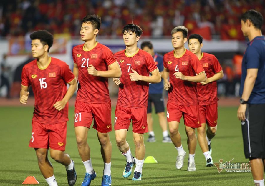  
Các chàng trai áo đỏ khởi động kỹ lưỡng trước trận đấu quan trọng (Ảnh: Vietnamnet)