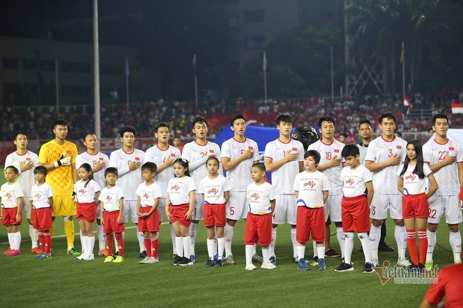  
Các chàng trai Việt Nam thi đấu trận chung kết với trang phục màu trắng cùng lá cờ đỏ sao vàng nổi bật trên ngực trái (Ảnh: Vietnamnet)
