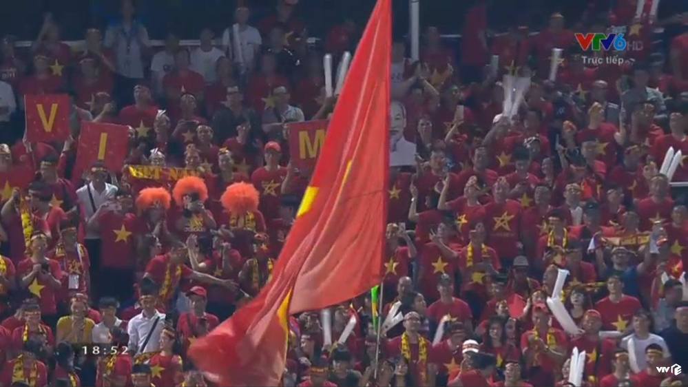  
Người hâm mộ phủ kín khán đài, tiếp thêm sức mạnh cho đội tuyển Việt Nam (Ảnh chụp màn hình)