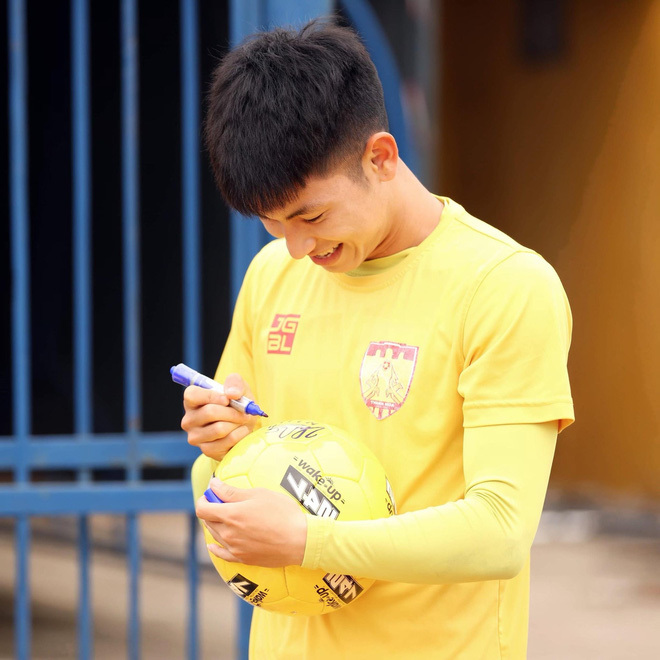 Visual dàn cầu thủ U23 sang Hàn tập huấn không khác gì idol Hàn Quốc