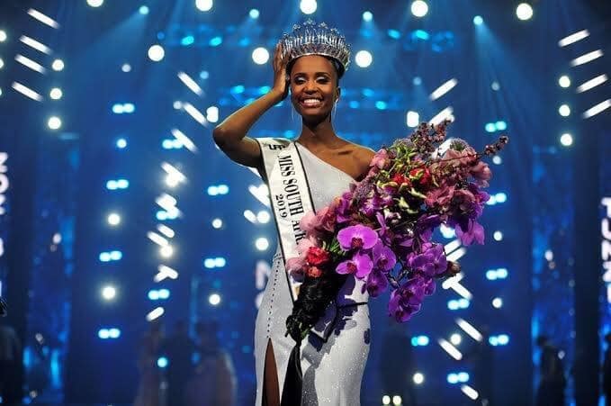  
Zozibini Tunzi trao lại vương miện cho Á hậu 1 -  Hoa hậu Nam Phi 2019. - Tin sao Viet - Tin tuc sao Viet - Scandal sao Viet - Tin tuc cua Sao - Tin cua Sao
