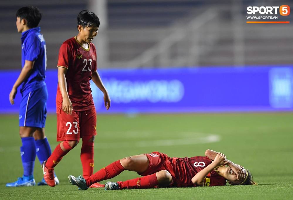  
Đội trưởng Huỳnh Như đổ gục trên sân. (Ảnh: Sport5).