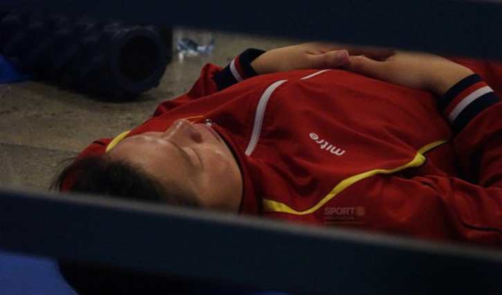  
Hình ảnh Ánh Viên ngủ ngon lành dưới sàn đất trước giờ thi đấu.