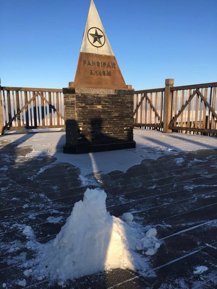  
Hình ảnh du khách đang nghịch tuyết ở đỉnh Fansipan. (Ảnh: Tiến Đạt)