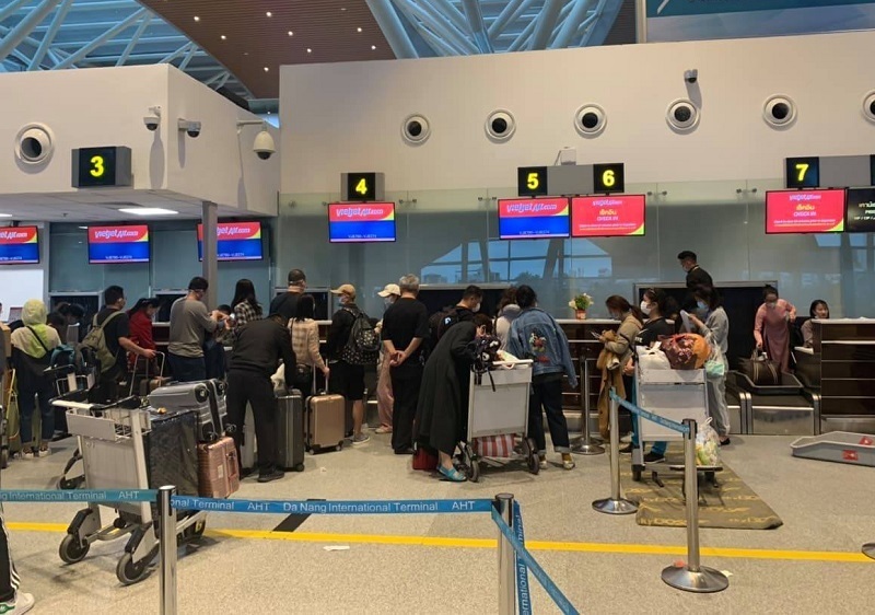  
Đoàn du khách Trung Quốc làm thủ tục sân bay để về Vũ Hán.
